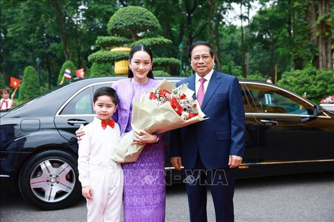 Thủ tướng Phạm Minh Chính đón Thủ tướng Thái Lan Paetongtarn Shinawatra. Ảnh: Dương Giang/TTXVN 1.jpg