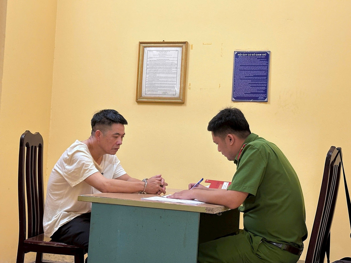 Chiều 5/5, Công an TP Hà Nội khởi tố 3 cán bộ xã Tự Nhiên (huyện Thường Tín) về tội nhận hối lộ. Đáng chú ý, trong số 3 bị can này có Chủ tịch UBND xã Nguyễn Xuân Phiến, Phó Chủ tịch Nguyễn Văn Phích và cán bộ địa chính Trần Thị Thu Trang. Cùng bị điều tra còn có Nguyễn Văn Thăng, Trưởng cụm dân cư số 5, với vai trò môi giới hối lộ.