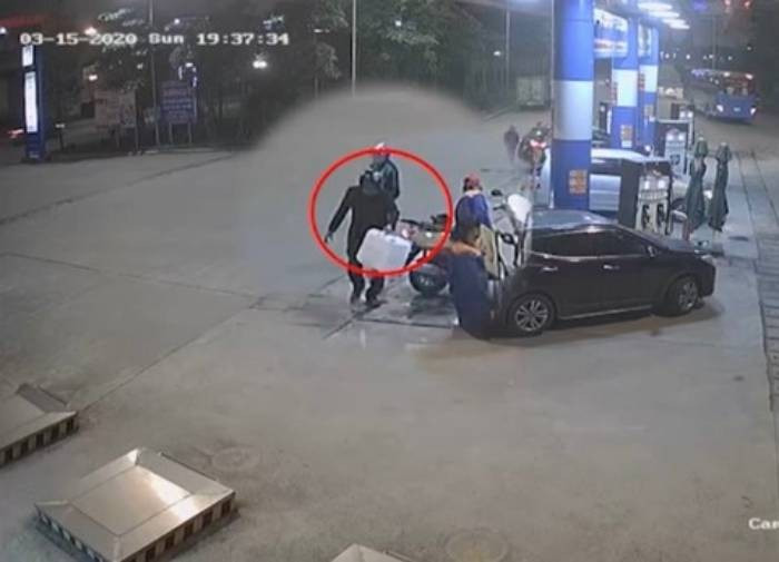 Điều đặc biệt là chiếc xe này của ông Đào Danh Việt, anh trai bà Đào Thị C., vợ ông M. Camera chéo nhà ông M. cũng ghi được hình ảnh chiếc xe Lead đi qua nhà nạn nhân khoảng 20m thì dừng lại, 2 đối tượng xuống xe xách 2 can nhựa trắng đi ngược về phía cửa nhà nạn nhân, sau đó ít giây thì có quầng sáng bùng lên. Các camera còn lại cũng giúp CQĐT lần ra được các di biến động của 2 đối tượng trên chiếc xe Lead sáng màu: dừng lại mua khẩu trang, mua can xăng. (Nghi vấn đối tượng mua xăng)