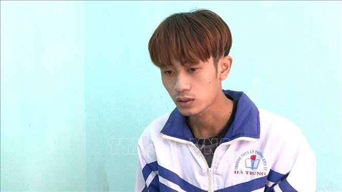 Tại phiên xét xử ngày 5/4/2021, Long không hề tỏ thái độ ăn năn, hối hận trước hành vi phạm tội của mình mà còn thản nhiên trả lời mang dao theo trong người vì thích. Với hành vi phạm tội của mình, sau khi xem xét, đánh giá toàn diện vụ án, TAND tỉnh Thanh Hóa đã tuyên phạt Vũ Tiến Long mức án tử hình về tội "Giết người" và 48 tháng tù về tội "Cướp tài sản". Tổng hình phạt là "Tử hình". (Ảnh: TTXVN)