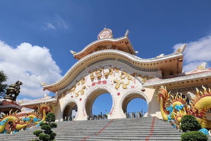 Theo lời khai của bé L.A (sinh ngày 15/6/2004, ngụ huyện Cao Lãnh, tỉnh Đồng Tháp cũ), trong lúc lên facebook, một thanh niên tên Trí đã làm quen. Được khoảng 10 ngày, người này hẹn đi chơi. Khoảng 18h chiều 12/6/2017, L.A được Trí hẹn đến trước khu du lịch Suối Tiên. Nhưng khi gặp nhau, Trí rủ đi tìm một người bạn tên Nam. Cả hai cùng đi bộ qua khu đô thị Đại học Quốc Gia TP HCM. Sau nhiều giờ tìm bạn không thấy, L.A đòi về thì Trí bảo “chắc là nó ở trên ngọn đồi Không Tên” rồi đề nghị L.A tiếp tục đi tìm. (Ảnh khu du lịch Suối Tiên - ảnh minh họa không liên quan tới vụ án)