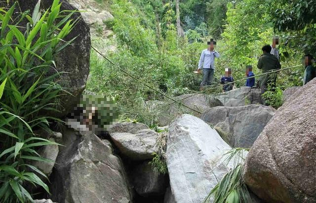Với giọng điệu bình thản, Khỏ cho biết, trước đó thấy chị Vấn mang theo dụng cụ đi làm nương. Từ thông tin Khỏ cung cấp, người thân đã lên nương rẫy tìm kiếm chị Vấn, nhưng không có tung tích. Linh cảm có chuyện chẳng lành, gia đình đã trình báo vụ việc. Cuối chiều 21/7, cơn mưa rừng đổ xuống như trút nước, 4 cháu nhỏ đang đi bắt cá ở suối Nậm Cuổi thì bất ngờ phát hiện một phần thi thể người lộ ra trong hốc đá. (Ảnh minh họa, nguồn internet)