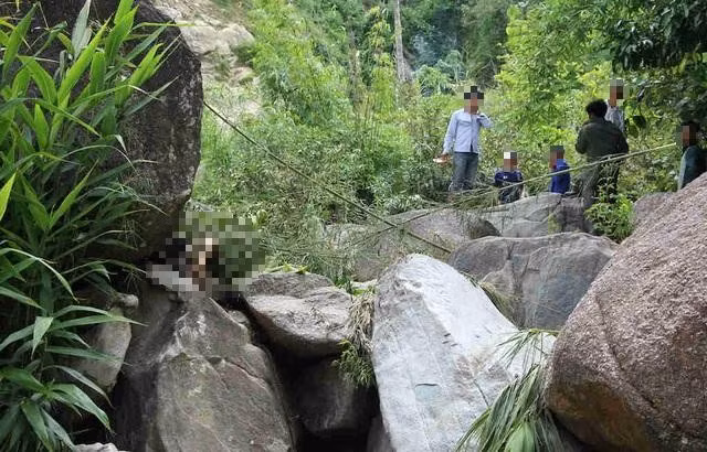 Với giọng điệu bình thản, Khỏ cho biết, trước đó thấy chị Vấn mang theo dụng cụ đi làm nương. Từ thông tin Khỏ cung cấp, người thân đã lên nương rẫy tìm kiếm chị Vấn, nhưng không có tung tích. Linh cảm có chuyện chẳng lành, gia đình đã trình báo vụ việc. Cuối chiều 21/7, cơn mưa rừng đổ xuống như trút nước, 4 cháu nhỏ đang đi bắt cá ở suối Nậm Cuổi thì bất ngờ phát hiện một phần thi thể người lộ ra trong hốc đá. (Ảnh minh họa, nguồn internet)