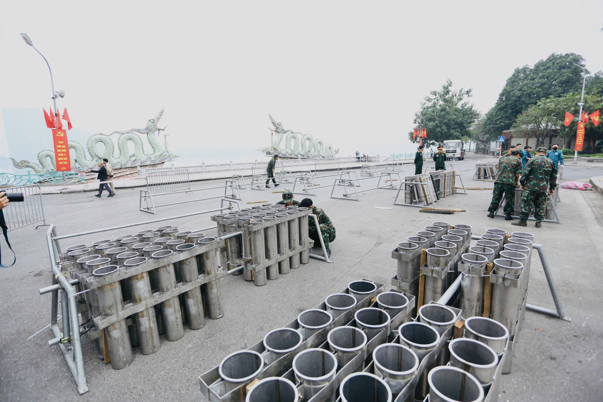 Theo UBND thành phố Hà Nội, dịp Tết Dương lịch năm 2026, thành phố tổ chức bắn pháo hoa nhằm tạo không khí vui tươi, phấn khởi cho nhân dân Thủ đô, chào mừng Đại hội Đại biểu toàn quốc lần thứ XIV của Đảng và các ngày lễ lớn trong năm. Theo kế hoạch, Hà Nội sẽ bắn pháo hoa tầm cao 15 phút, từ 23h45 ngày 31/12/2025 đến 0h ngày 1/1/2026, tại 5 điểm với 6 trận địa trên địa bàn thành phố.