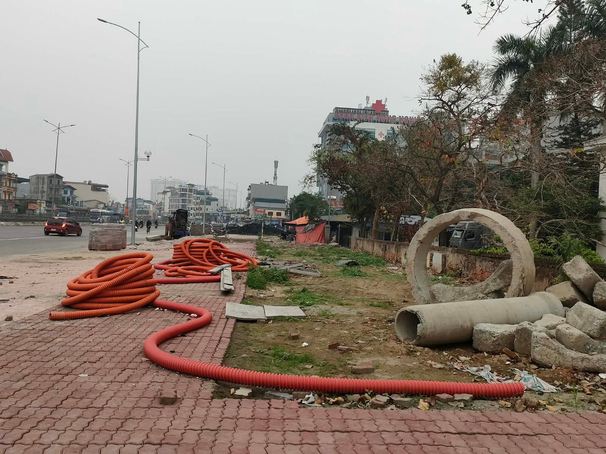 Tuy nhiên, sau hơn một tháng đưa vào khai thác, nhiều hạng mục trên tuyến đường vẫn trong tình trạng thi công dang dở. Vỉa hè ở nhiều đoạn còn ngổn ngang vật liệu. Về hệ thống dải phân cách giữa mới được lắp đặt tạm bằng hàng rào sắt, một số vị trí đã bị xô lệch, tiềm ẩn nguy cơ mất an toàn giao thông.