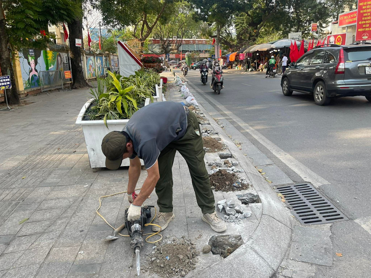 Để khắc phục triệt để, UBND phường Kim Liên đã thực hiện dựng rào chắn vỉa hè tại khu vực trước cổng trường THCS Đống Đa và trường Mầm non Hoa Sữa nhằm đảm bảo vỉa hè dành riêng cho người đi bộ.