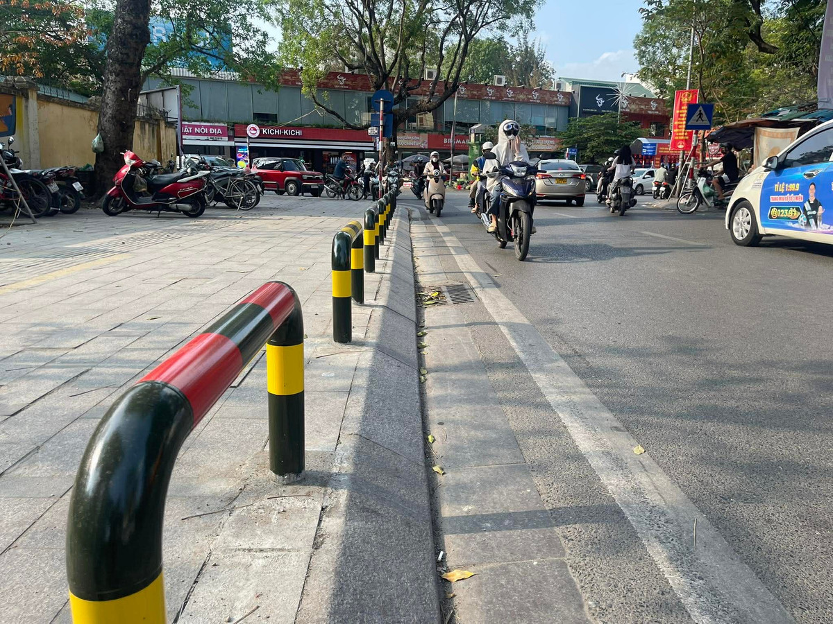 Trong thời gian qua, UBND phường Kim Liên đã triển khai lắp đặt rào chắn vỉa hè, tạo diện mạo mới thông thoáng, giúp không gian đi lại của người dân thuận tiện hơn và đảm bảo an toàn cho khu vực trường học.
