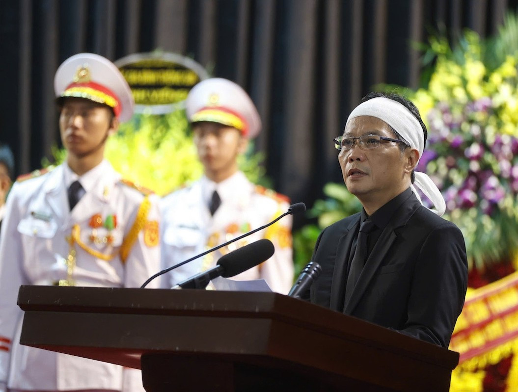 Ông Trần Tuấn Anh, con trai nguyên Chủ tịch nước Trần Đức Lương thay mặt gia quyến nói lời cảm ơn các lãnh đạo, nguyên lãnh đạo Đảng, Nhà nước, Mặt trận Tổ quốc Việt Nam, các bộ, ngành, đoàn thể trung ương, địa phương, lãnh đạo các nước, bạn bè quốc tế... Trong niềm xúc động vô hạn và nỗi đau khôn nguôi, thay mặt gia quyến, ông Trần Tuấn Anh bày tỏ lòng biết ơn sâu sắc đến tất cả đại biểu đến dự lễ truy điệu và tiễn đưa cha ông trong hành trình cuối của cuộc đời.