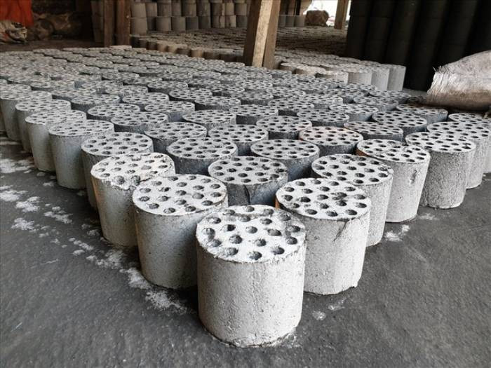 Qua xác minh, chiếc xe ô tô mà Lợi đi chính là xe của chị L. Các trinh sát nắm được, Lợi vốn có nghề buôn bán than tổ ong. Sau thời gian chăm chỉ làm ăn, gã tích cóp được chút vốn liếng và chuyển sang nghề bất động sản. Gặp vận, chỉ trong thời gian ngắn Lợi trở nên giàu có và bắt đầu la cà ở các tụ điểm cờ bạc. Càng chơi, càng thua, Lợi dần hết tiền. Sau khi ly hôn vợ, gã tiếp tục cờ bạc và phải bán nốt căn nhà cuối cùng. (Ảnh minh họa, nguồn internet)