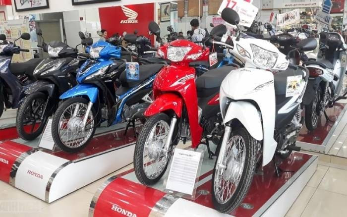 Các điều tra viên còn nhận được tin báo, khoảng 10h30 ngày 5/10/2008, có thanh niên đi một chiếc Wave màu xanh giống xe của nạn nhân đến cửa hàng xe máy tại khu vực ngã 3 Trịnh Xá, thuộc xã Thiên Hương, Thủy Nguyên. Mới đầu, người thanh niên muốn cầm cố chiếc xe với giá 6.000.000 đồng vì vợ đang ốm nằm viện, phải cần tiền. Nhưng rồi sau đó, anh ta lại “gạ” bán luôn chiếc xe với giá 7.000.000 đồng và cuối cùng hai bên thống nhất thỏa thuận số tiền 6.500.000 đồng. (Ảnh minh họa, nguồn internet)