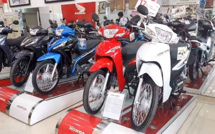 Các điều tra viên còn nhận được tin báo, khoảng 10h30 ngày 5/10/2008, có thanh niên đi một chiếc Wave màu xanh giống xe của nạn nhân đến cửa hàng xe máy tại khu vực ngã 3 Trịnh Xá, thuộc xã Thiên Hương, Thủy Nguyên. Mới đầu, người thanh niên muốn cầm cố chiếc xe với giá 6.000.000 đồng vì vợ đang ốm nằm viện, phải cần tiền. Nhưng rồi sau đó, anh ta lại “gạ” bán luôn chiếc xe với giá 7.000.000 đồng và cuối cùng hai bên thống nhất thỏa thuận số tiền 6.500.000 đồng. (Ảnh minh họa, nguồn internet)