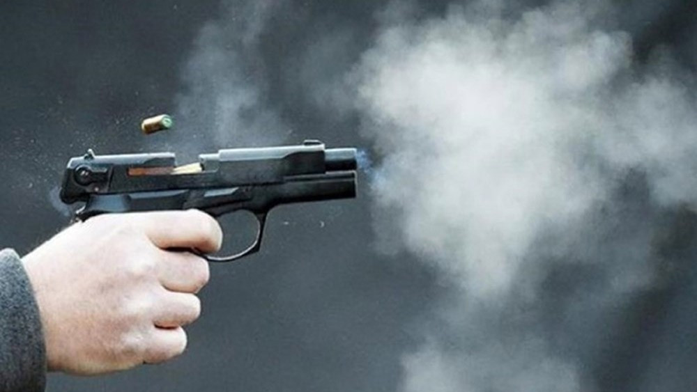 Theo hồ sơ vụ án, khoảng 22h ngày 11/2/2018 (tức 26 Tết Mậu Tuất), Phòng CSHS - Công an tỉnh Thanh Hóa nhận được tin báo về vụ nổ súng dẫn đến chết người xảy ra tại số nhà 35 Thủ Phác, phường Quảng Hưng, TP Thanh Hóa. Nạn nhân là anh Đặng Văn G. trú tại thôn Phú Hoa, xã Triệu Lộc, huyện Hậu Lộc. Kết quả khám nghiệm cho thấy, anh G. bị trúng 6 viên đạn vào vùng tim, tử vong tại chỗ. Theo nhân chứng, họ nghe thấy 2 tiếng nổ lớn. Tại hiện trường, anh G. nằm bất động trong vũng máu. Sân ngôi nhà hằn dấu đạn của loại súng tự chế. (Ảnh minh họa, nguồn internet)