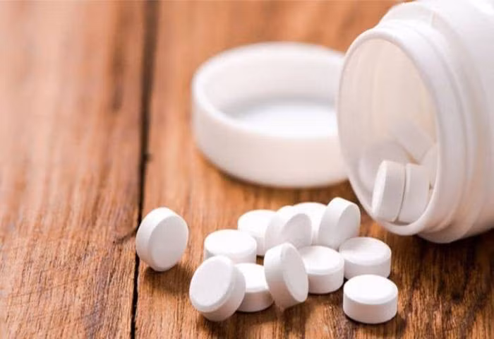 Sau lần tìm gặp L không được, Huy liên tục gọi điện mong L đừng bỏ mình. Chị L đã cương quyết nói lời chia tay. Huy bất lực, hắn bảo xin được gặp lần cuối cùng và chị L đồng ý. Ngày 30/3, Huy từ Thanh Hóa ra Hà Nội. Khoảng 12h cùng ngày, hắn xuống đón chị L. Hai người đi chơi suốt buổi hôm ấy, đến tối thì về thuê phòng tại một nhà nghỉ ở Hà Đông. Chị L không thể ngờ rằng, khi quyết định gặp nhau, Huy đã mua thuốc diệt chuột và hai vỉ thuốc ngủ. (Ảnh minh họa, nguồn internet)