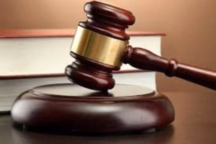 Tối đó, Tám có hỏi bà H về số tiền nợ mình, bà H nói chưa có để trả. Đến khoảng 4h sáng 4/1, Tám tỉnh ngủ, dắt xe máy của bà H đi. Thấy vậy, bà H kêu định ăn cướp và hai người cãi vã, Tám dùng tay siết cổ, lấy gối bịt vào mũi nạn nhân khiến bà H tử vong. Gây án xong, Tám lấy đi chiếc ví với 400 nghìn đồng, 1 nhẫn, 1 điện thoại kèm chiếc xe máy của bà H rồi bỏ đi. Về tới Vĩnh Phúc, Tám đem xe cầm cố rồi đi một mạch về Tuyên Quang cho tới khi bị Công an Hải Dương bắt giữ. Sau này, với tội ác của mình, Tám bị TAND tỉnh Hải Dương tuyên mức án tù chung thân. (Ảnh minh họa, nguồn internet)