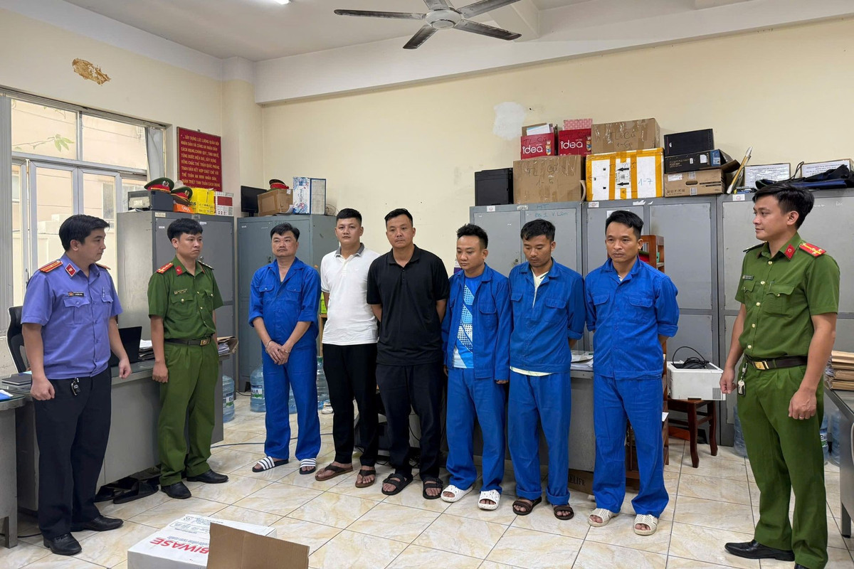 Cùng bị khởi tố, bắt giam còn có Nguyễn Bá Thanh và Nguyễn Văn Vinh, hai đối tượng bị điều tra về hành vi “Môi giới hối lộ”. Cơ quan điều tra xác định, Thanh và Vinh đã nhận tiền từ người dân có nhu cầu xây dựng trái phép trên đất nông nghiệp, rồi đưa cho các cán bộ đô thị để “làm ngơ”, không kiểm tra, xử lý vi phạm.