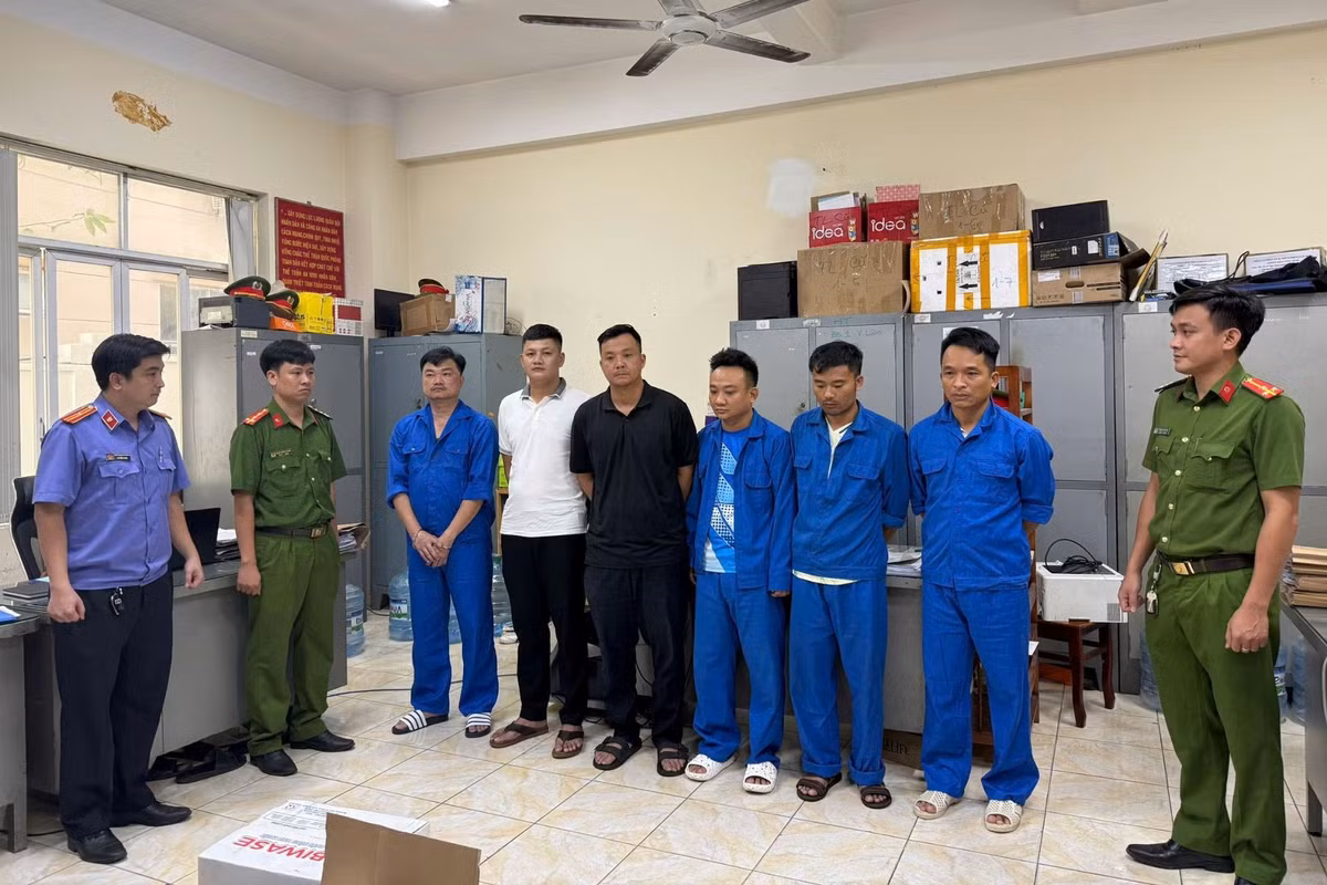 Cùng bị khởi tố, bắt giam còn có Nguyễn Bá Thanh và Nguyễn Văn Vinh, hai đối tượng bị điều tra về hành vi “Môi giới hối lộ”. Cơ quan điều tra xác định, Thanh và Vinh đã nhận tiền từ người dân có nhu cầu xây dựng trái phép trên đất nông nghiệp, rồi đưa cho các cán bộ đô thị để “làm ngơ”, không kiểm tra, xử lý vi phạm.