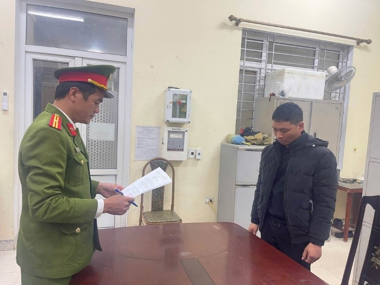 Công an xã Phụ Dực đọc quyết định khởi tố và lệnh bắt tạm giam đối tượng Nguyễn Văn Sơn. 3.jpg