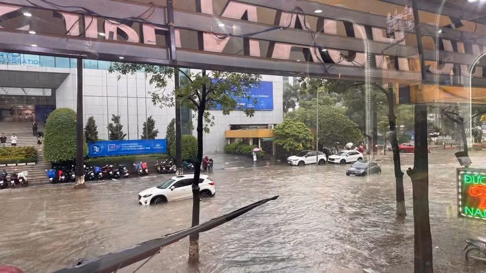 Tại đường Duy Tân cũng bị ngập, nhiều ô tô di chuyển nhanh khiến nước bắn cao.