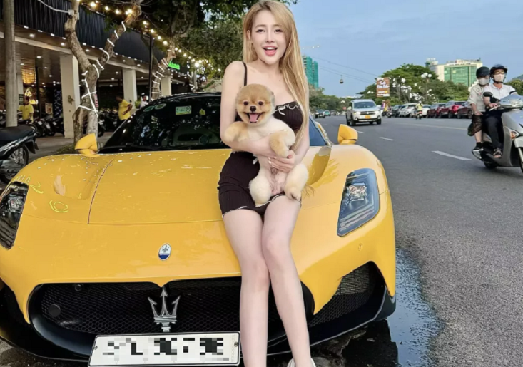 Thời điểm mới được chú ý, Ngân 98 gây ấn tượng với vẻ đẹp ngây thơ, xinh xắn. Tuy nhiên, việc lạm dụng phẫu thuật thẩm mỹ cùng phong cách thời trang gợi cảm, táo bạo đã khiến cô trở thành tâm điểm tranh cãi.