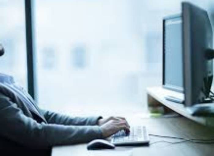 Khi tiếp xúc với một nhân chứng, công an xác nhận thông tin trước thời điểm mất tích, bà H vẫn ra chợ mua thức ăn để chuẩn bị đón cậu con trai từ trường về. Người con trai này bị câm, điếc bẩm sinh thế nên từ lâu bà H đã gửi con vào một trường dành cho trẻ em câm, điếc. Qua trao đổi bằng cách viết ra giấy, người này cho biết, ngày 31/1/2019 khi đang ngồi máy tính tại nhà thì đột ngột mất điện. Anh này đi ra phía ngoài xem chuyện gì thì vô tình gặp bố dượng Ngọc Anh. Đến khoảng 18h cùng ngày, sau khi không liên hệ được với mẹ, anh này đã tự quay về trường. (Ảnh minh họa, nguồn internet)