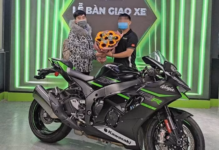 Tại đây, đối tượng gọi điện cho em trai chỉ vị trí cất giấu tiền trong phòng ngủ và bảo mang ra vườn sau chôn. Ngày 8/1, Nam mua 1 điện thoại Iphone trị giá 29.500.000 đồng tại TP Vĩnh Yên, về Hà Nội mua 1 xe phân khối lớn Kawasaki trị giá 680 triệu đồng. Còn Thủy khai nhận, khi nhận được số tiền Nam đưa, Thủy mua 1 điện thoại Iphone 13 Pro Max với giá 30.900.000 đồng, 1 Macbook Air với giá 20.500.000 đồng, 1 sạc Iphone với giá 300.000 đồng, 1 vòng đeo tay bằng vàng trắng, 1 nhẫn vàng trắng đính kim cương với giá 28.000.000 đồng.