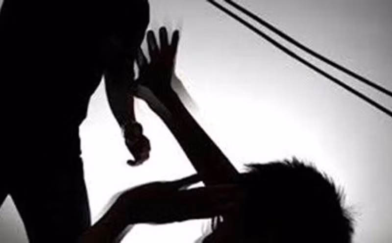 Bị cát và ớt bột làm cay mắt, ông S luống cuống. Lâm nhào tới dùng con dao chuẩn bị sẵn đâm liên tiếp vào người nạn nhân, gã chỉ dừng lại khi cán dao bị gãy gập. Lâm chạy một mạch xuống nhà, nhảy lên xe nổ máy định tẩu thoát. Tuy nhiên, người dân xung quanh nghe thấy tiếng động lạ nên đổ ra bắt giữ. (Ảnh minh họa, nguồn internet)