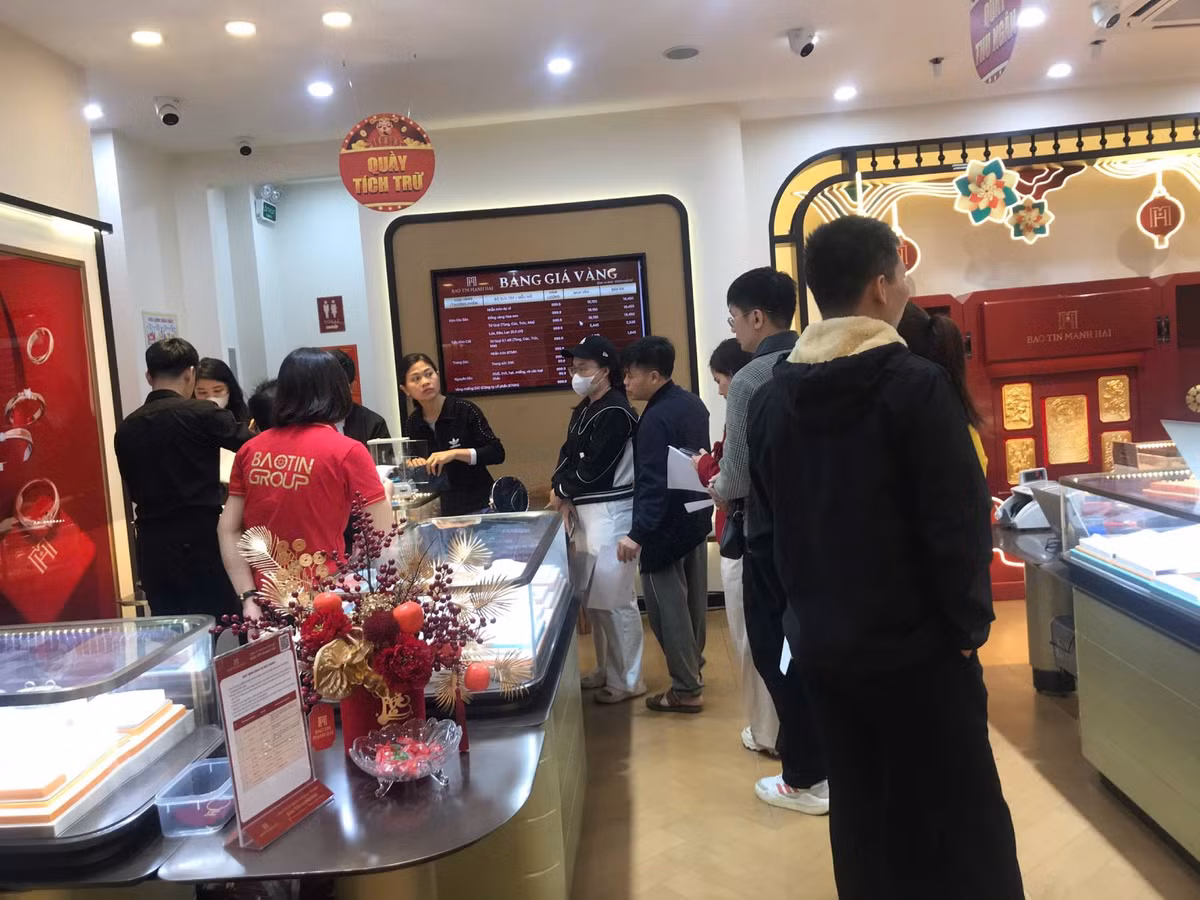 Tại cửa hàng Bảo Tín Mạnh Hải trên đường Nguyễn Hữu Thọ (phường Hoàng Liệt, Hà Nội), nhiều khách hàng đã xếp hàng từ 4-5h sáng đợi thanh toán mua sản phẩm trong ngày vía Thần Tài. Ảnh: Nguyễn Vân.