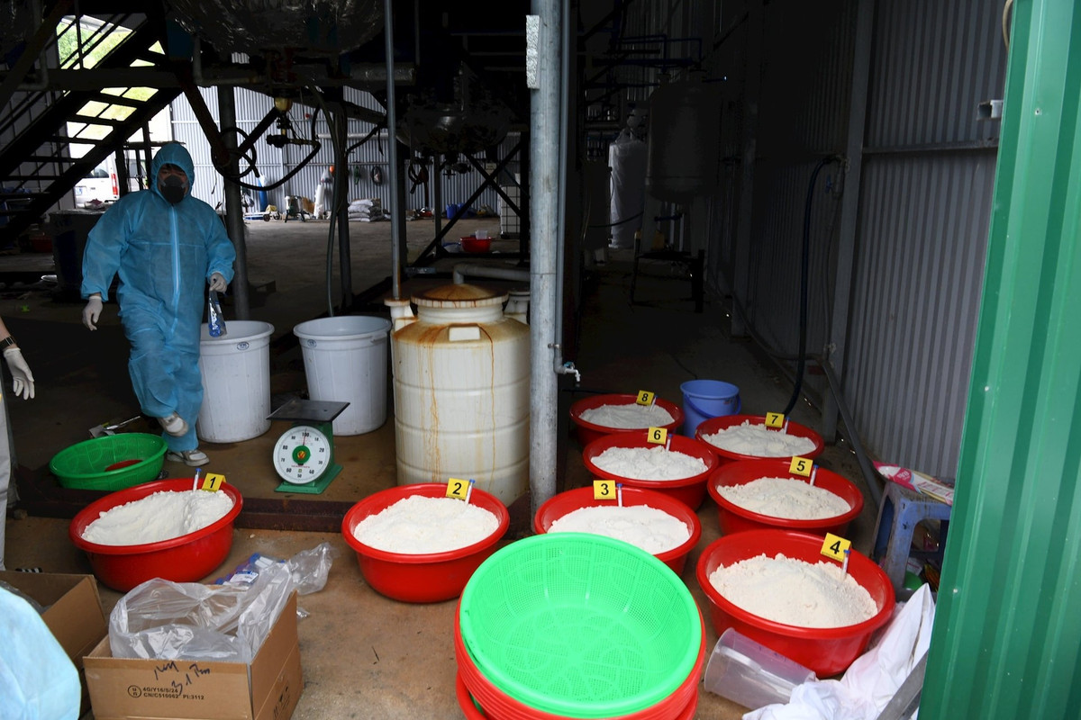 Theo hồ sơ vụ án, chiều 26/3/2025, Cục Cảnh sát điều tra tội phạm về ma túy (C04) Bộ Công an thông tin về kết quả triệt phá đường dây tổ chức sản xuất trái phép ma túy tổng hợp tại Khánh Hòa. Theo Cục C04, tháng 8/2024, lực lượng chức năng Việt Nam nhận được tin báo từ Trung Quốc về 2 đối tượng có “lý lịch đen” sản xuất trái phép chất ma túy tại Trung Quốc đã xuất cảnh sang Việt Nam với lô hàng lớn ống thủy tinh, nghi liên quan đến hoạt động sản xuất chất cấm.