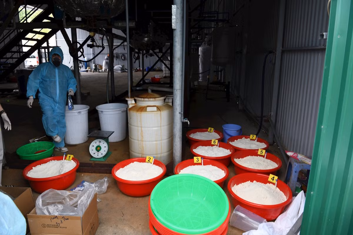 Theo hồ sơ vụ án, chiều 26/3/2025, Cục Cảnh sát điều tra tội phạm về ma túy (C04) Bộ Công an thông tin về kết quả triệt phá đường dây tổ chức sản xuất trái phép ma túy tổng hợp tại Khánh Hòa. Theo Cục C04, tháng 8/2024, lực lượng chức năng Việt Nam nhận được tin báo từ Trung Quốc về 2 đối tượng có “lý lịch đen” sản xuất trái phép chất ma túy tại Trung Quốc đã xuất cảnh sang Việt Nam với lô hàng lớn ống thủy tinh, nghi liên quan đến hoạt động sản xuất chất cấm.