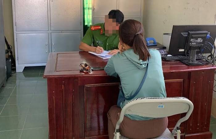 Do chị G thường khóa cánh cửa sắt ngăn các tầng còn lại của tòa nhà với tầng 1, vì thế những vị khách được chú ý nhất phải là người thuê phòng tại tầng 1 của nhà nghỉ. Qua rà soát, các trinh sát phát hiện một cặp khách lạ, vào tối 8/1 hai người này đã đến nhà nghỉ và thuê một căn phòng ngay tại tầng 1, nằm kế với phòng mà nạn nhân G ngủ mỗi tối. (Ảnh minh họa, nguồn internet)