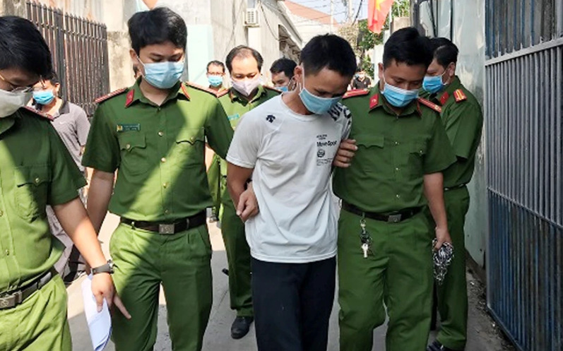 Tại cơ quan điều tra, Mười khai, sau khi ra tù tiếp tục gây ra ba vụ trộm cắp tại các nhà trọ trên địa bàn phường Long Bình, TP Biên Hòa. Rạng sáng 9/4, anh ta đến khu trọ khác, thấy phòng của M. còn hé cửa liền lẻn vào lấy điện thoại di động trên nóc tủ lạnh. Hắn gây tiếng động khiến M. tỉnh giấc. Thiếu nữ sợ hãi lấy con dao nhỏ ở bếp, xua đuổi tên trộm ra khỏi phòng. Mười giật được dao, đâm cô nhiều nhát rồi bỏ chạy. Về đến phòng trọ của mình, hắn tắm, đi mua mì gói về ăn rồi gói ghém quần áo bỏ trốn.