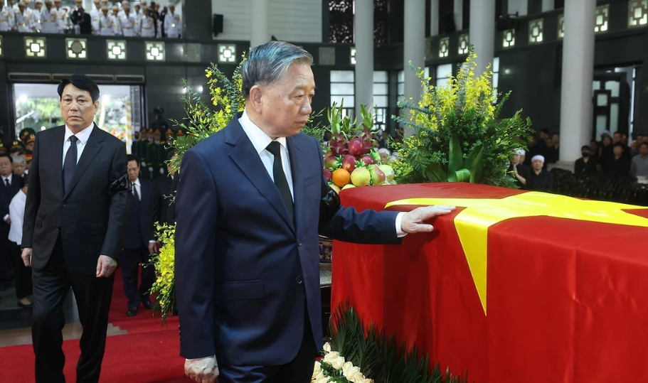 Sau đó, lãnh đạo Đảng, Nhà nước và các đại biểu lần lượt đi vòng quanh linh cữu tiễn biệt nguyên Chủ tịch nước. Tổng Bí thư Tô Lâm, Chủ tịch nước Lương Cường, Chủ tịch Quốc hội Trần Thanh Mẫn và các lãnh đạo, nguyên lãnh đạo đi chậm rãi vòng quanh.
