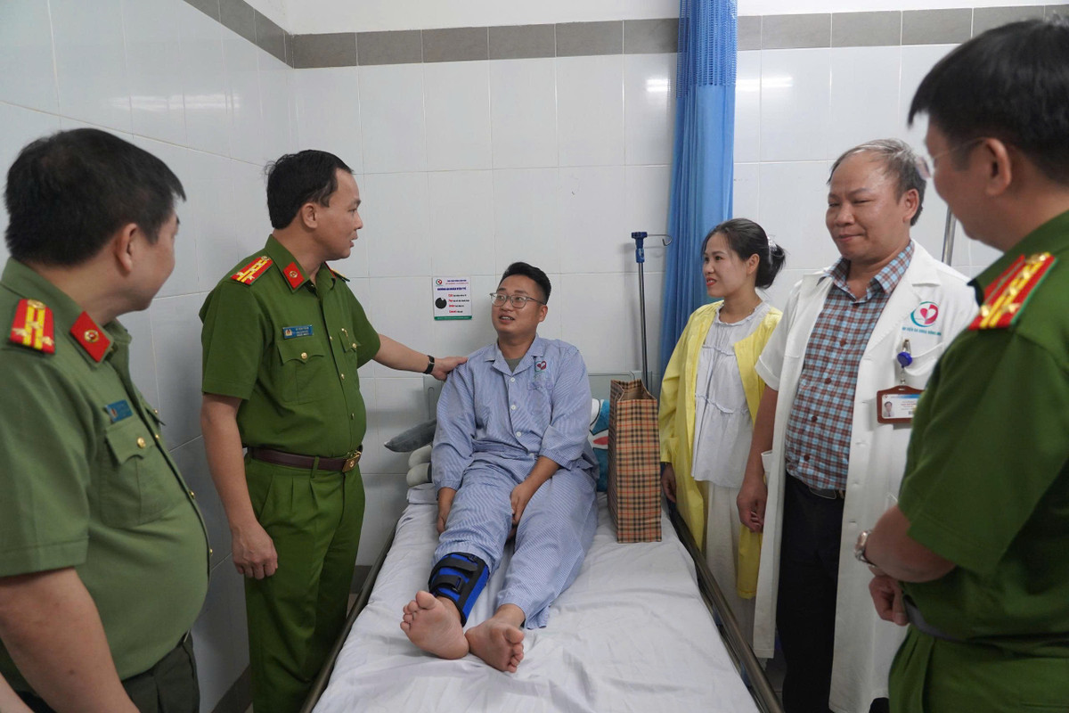 Thay mặt Đảng ủy, Ban Giám đốc, Đại tá Lê Văn Tuân, Phó Giám đốc CATP, thăm hỏi động viên Thượng úy Võ Tuấn Sơn. 78.jpg