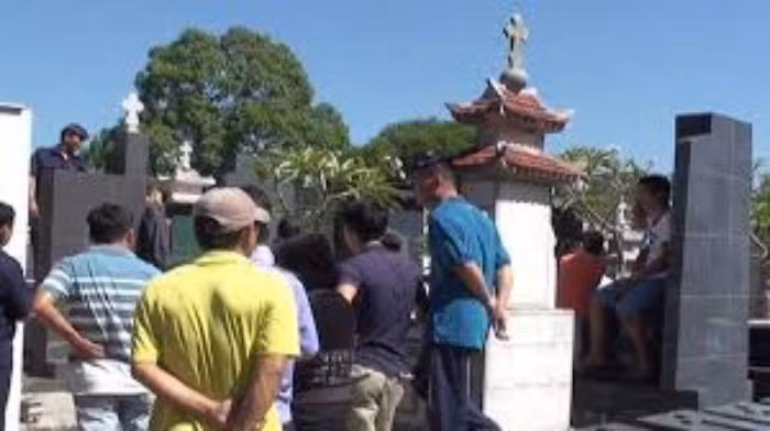 Theo hồ sơ vụ án, vào buổi sớm ngày 5/10/2008, một số người dân thôn Phương Mỹ, xã Mỹ Đồng, huyện Thủy Nguyên, TP Hải Phong (cũ) trong lúc đi làm đồng bất ngờ phát hiện thi thể một người đàn ông nằm úp mặt trên bãi cỏ đầu hồi nhà quản trang thuộc nghĩa trang của thôn. Nạn nhân khoảng hơn 70 tuổi, bị thương tích khắp vùng đầu và mặt, bên cạnh vẫn còn một chiếc búa đinh vứt trên vũng máu cùng cuốn sổ nhỏ ghi số điện thoại. (Ảnh minh họa, nguồn internet)