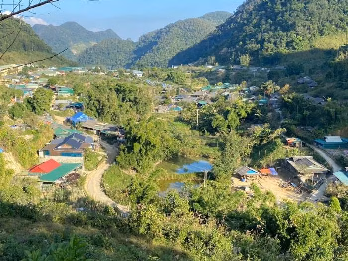 Khoảng 2 năm sau, Hiệp quyết định vào Miền Trung. Anh ta chọn đến làm công nhân xây dựng cho một đơn vị khác ở khu vực Tây Nghệ An. Thời gian làm việc tại đây, Hiệp quen biết với chị T người Hà Tĩnh. Chị T vốn từng lỡ dở, có con riêng. Vì cuộc sống khó khăn nên bươn trải vào đây làm thuê kiếm sống. (Ảnh minh họa, nguồn internet)