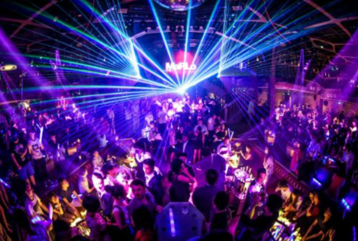 Một thông tin đáng chú ý là, đối tượng này tuyên bố sẽ tiếp tục đi tìm những người có mâu thuẫn với mình trước đó để "xử lý". Đánh giá hung thủ có vũ khí, rất manh động, rất có thể sẽ tiếp tục gây án nên Công an tỉnh Bắc Ninh đã tập trung tất cả những điều tra viên giỏi nhất để truy lùng. Quá trình xác minh, công an được biết hung thủ là Lê Nguyễn Minh Tuấn (SN 2003, quê quán tại huyện Lý Nhân, Hà Nam). Tuấn có thời gian làm việc ở quán. Tại đây, đối tượng cho rằng nhiều người cố tình chèn ép, gây mâu thuẫn với mình. (Ảnh minh họa, nguồn internet)