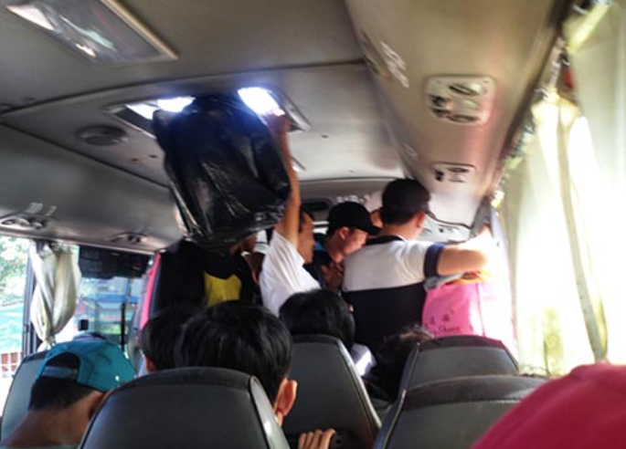 Theo đó, vào ngày 12/1, Tuấn bắt xe về Nam Định theo lời mời của một người bạn tên Nguyễn Văn V. (trú tại Hợp Hưng, huyện Vụ Bản, Nam Định). Khi tới nơi, V. và một người bạn tên Phú đi xe máy ra đón. Trên đường, giữa V. và Tuấn có nảy sinh cãi vã. Khi cả 3 dừng lại, Tuấn rút súng bắn hai phát vào đầu V. Thấy bạn bị bắn chết, Phú chẳng nói gì. Gã dùng xe máy chở Tuấn ra đường bắt xe về Bắc Ninh rồi quay lại nhà ngủ như chưa có chuyện gì xảy ra. (Ảnh minh họa, nguồn internet)