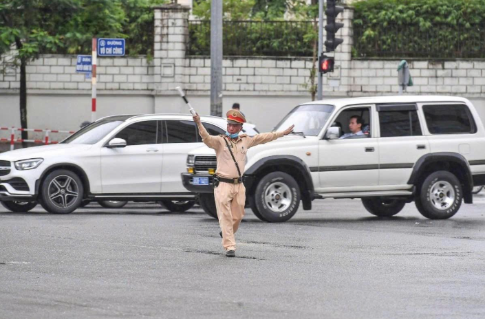 Đại diện Sở Xây dựng Hà Nội cho biết, trong ngày đầu tiên phân làn, lực lượng chức năng sẽ hướng dẫn người dân tham gia giao thông mà chưa áp dụng xử phạt. Tuy nhiên, thời gian tới lực lượng chức năng sẽ áp dụng phạt nguội đối với những trường hợp đi sai làn qua hệ thống camera giám sát hoặc phạt trực tiếp.