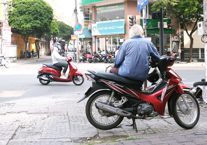 Trong khi chưa thể xác định được danh tính nghi phạm, việc truy tìm tên này vẫn diễn ra hết sức khẩn trương. Các điều tra viên phát hiện, sau khi chém bạn gái, nam thanh niên này bỏ chạy ra ngoài. Gã cởi chiếc áo cộc tay vứt đi và bỏ trốn. Rà soát toàn bộ các hãng taxi, nhóm người chạy xe ôm tại khu vực gần hiện trường cũng không ai biết, hay chở đối tượng nào khả nghi như miêu tả trong khoảng thời gian chiều 6/8/2021. Các điều tra viên nhận định, gã thanh niên gây án đã không bắt xe. (Ảnh minh họa, nguồn internet)