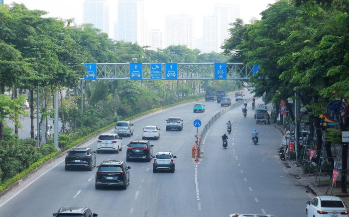 Quang cảnh tuyến đường Võ Chí Công trong sáng 9/7 sau khi điều chỉnh tổ chức giao thông. Các phương tiện đi lại trật tự, ổn định, dòng phương tiện lưu thông nhanh.