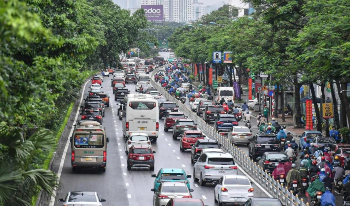 Ông Nguyễn Hoàng Hải, Phó Giám đốc Ban Duy tu các công trình hạ tầng giao thông Hà Nội cho biết, trước khi đưa vào phần luồng, tổ chức giao thông trên tuyến đường Võ Chí Công, đơn vị đã tiến hành họp liên ngành, đếm lưu lượng và phân tích loại phương tiện nhằm bố trí làn đường sao cho phù hợp.