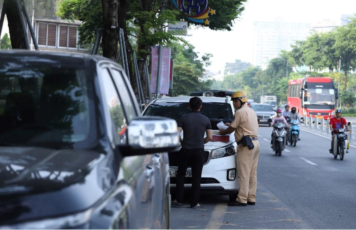 Qua đánh giá vào giờ cao điểm sáng 9/7, tình hình giao thông diễn ra thuận lợi, an toàn. Phương tiện di chuyển nền nếp theo biển báo cũng như sự hướng dẫn của CSGT. Tuy nhiên, vẫn còn một vài trường hợp thiếu quan sát vẫn đi vào làn ô tô đều được lực lượng chức năng nhắc nhở.
