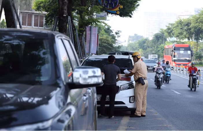 Qua đánh giá vào giờ cao điểm sáng 9/7, tình hình giao thông diễn ra thuận lợi, an toàn. Phương tiện di chuyển nền nếp theo biển báo cũng như sự hướng dẫn của CSGT. Tuy nhiên, vẫn còn một vài trường hợp thiếu quan sát vẫn đi vào làn ô tô đều được lực lượng chức năng nhắc nhở.