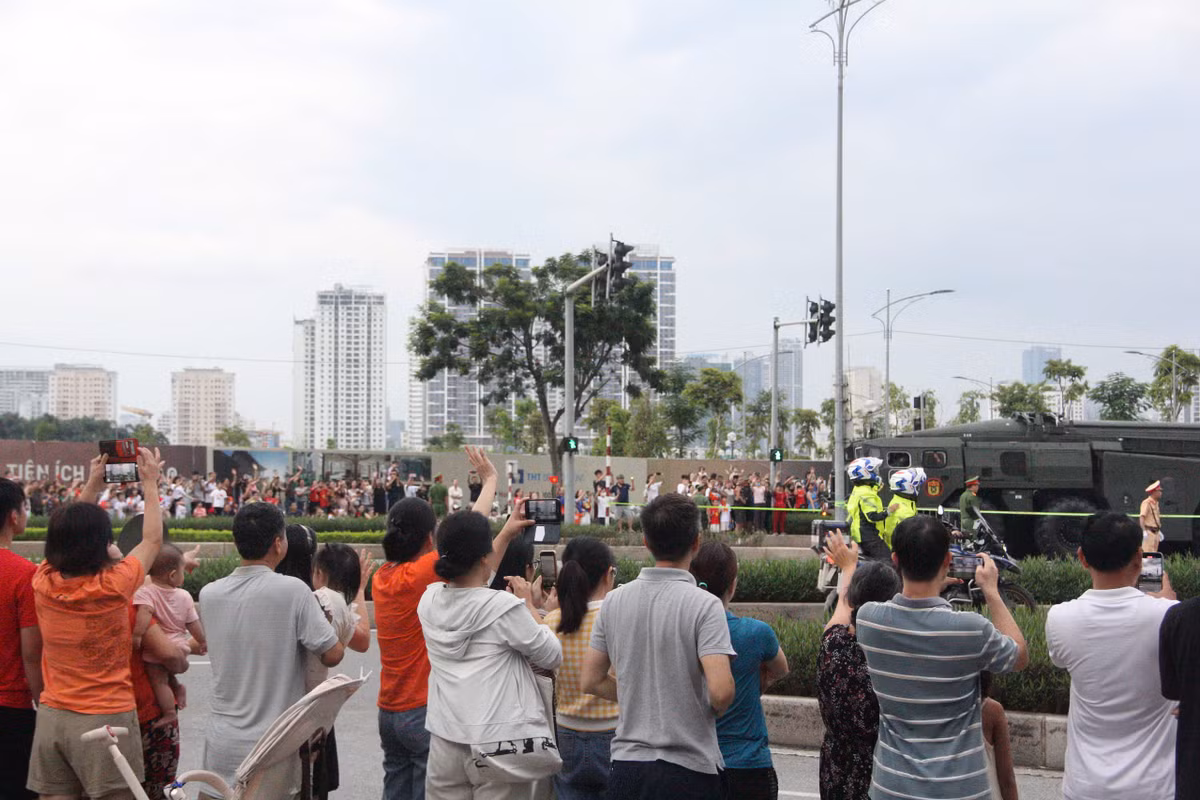 Rất đông người dân thích thú chụp ảnh khi đoàn xe quân sự đi qua.