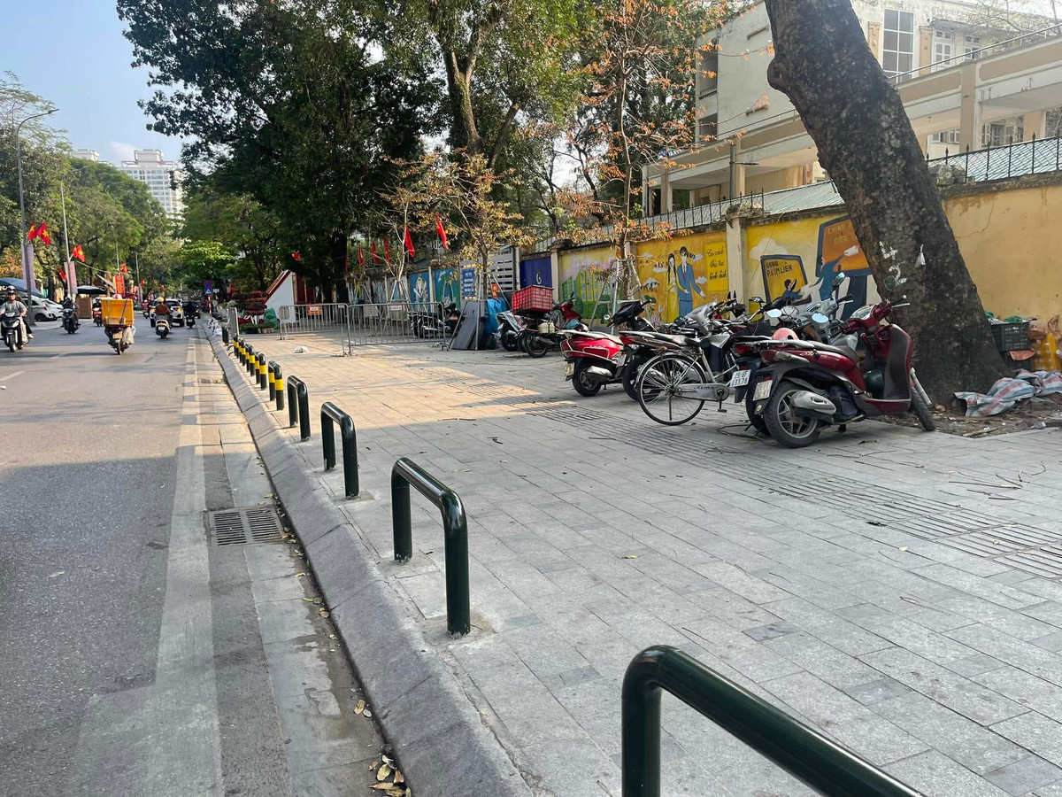 Việc thiết lập lại trật tự không chỉ giúp đường thông hè thoáng, mà còn tạo ra không gian vui chơi an toàn cho học sinh sau giờ tan học. Đây là nỗ lực quan trọng nhằm thay đổi diện mạo đô thị.