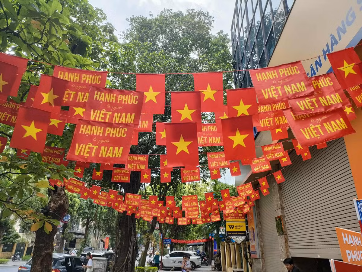 Ánh nắng sớm hoà cùng sắc màu cờ Tổ quốc, điểm tô thêm hương sắc thu Hà Nội.