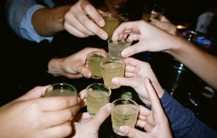 Khoảng 22h ngày 18/7/2017, sau khi nhậu nhẹt ở nhà người quen, Khỏ trở về nhà trong tình trạng lướt khướt. Hôm đó, do cảm thấy trong người không được khỏe, chị Vấn (vợ Khỏ) đã tắt điện đi ngủ từ lúc chập tối. Gần nửa đêm, thấy chồng đẩy cửa đi vào rồi ngã vật xuống giường trong tình trạng say xỉn, người nồng nặc mùi rượu, chị Vấn cằn nhằn và bảo Khỏ về nhà bố mẹ anh ta tại huyện Tân Yên ở. (Ảnh minh họa, nguồn internet)