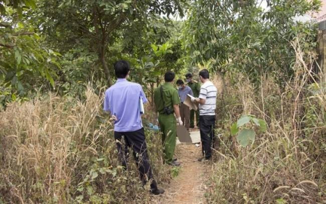 Trong lúc xem cơ quan chức năng khám nghiệm, khi nhìn thấy chiếc áo, một người đàn ông tầm 30 tuổi đã cho rằng đó là áo mà chị gái mình mặc vào buổi tối trước khi mất tích. Theo người này, một tối tháng 10/1990, chị gái anh là Nguyễn Thị Thu H ra khỏi nhà để gặp bạn trai, kể từ đó, chị H không bao giờ quay về nữa. Lúc đi, chị H mặc chiếc áo giống hệt chiếc áo mà công an tìm thấy. (Ảnh minh họa, nguồn internet)