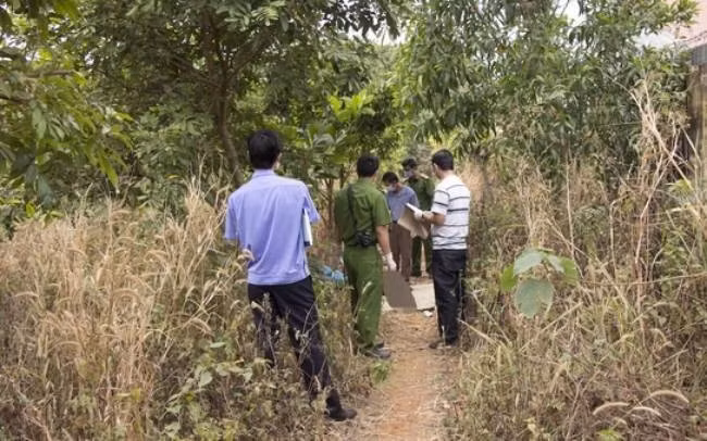 Trong lúc xem cơ quan chức năng khám nghiệm, khi nhìn thấy chiếc áo, một người đàn ông tầm 30 tuổi đã cho rằng đó là áo mà chị gái mình mặc vào buổi tối trước khi mất tích. Theo người này, một tối tháng 10/1990, chị gái anh là Nguyễn Thị Thu H ra khỏi nhà để gặp bạn trai, kể từ đó, chị H không bao giờ quay về nữa. Lúc đi, chị H mặc chiếc áo giống hệt chiếc áo mà công an tìm thấy. (Ảnh minh họa, nguồn internet)