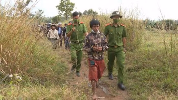 Xác định Kơng chính là hung thủ vụ án mạng, nhưng việc bắt đối tượng này không hề đơn giản vì Kơng ở trên núi đã lâu, quen thuộc địa hình, nhiều lần cắt đuôi trinh sát. Sau hơn một tuần truy tìm đối tượng không thành, lực lượng Công an đổi chiến thuật, nhử Kơng ra khỏi nơi ẩn nấp. Khoảng 9h ngày 20/12, một thanh niên đầu tóc rũ rượi, quần áo xộc xệch lảng vảng định vào xin đồ ăn ở một chòi rẫy - nơi một nhóm thanh niên người Bahnar đang nhậu. Bất ngờ các trinh sát hình sự xuất hiện, nhanh chóng bắt giữ đối tượng.